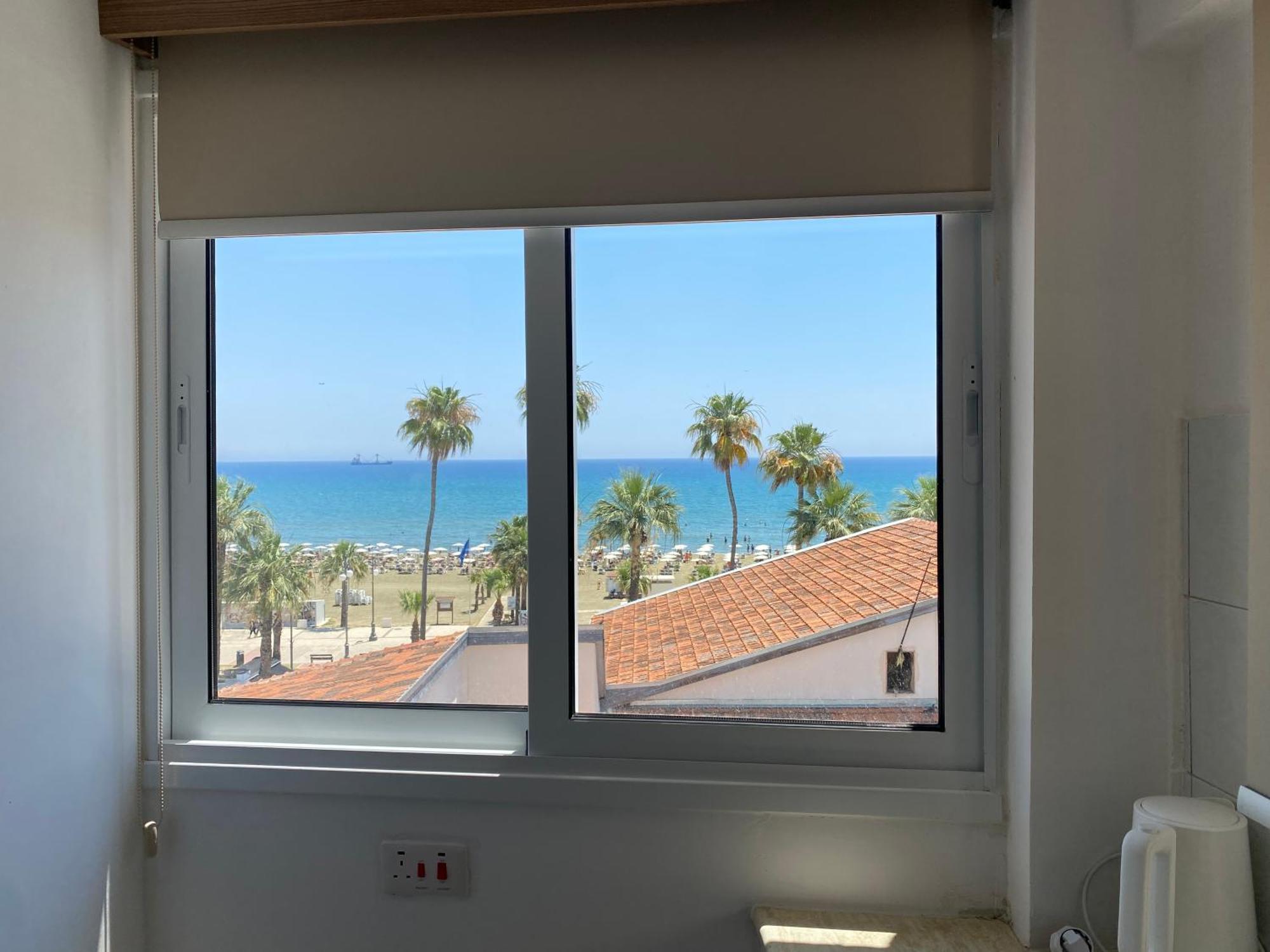 Larnaca Bay Suites Экстерьер фото