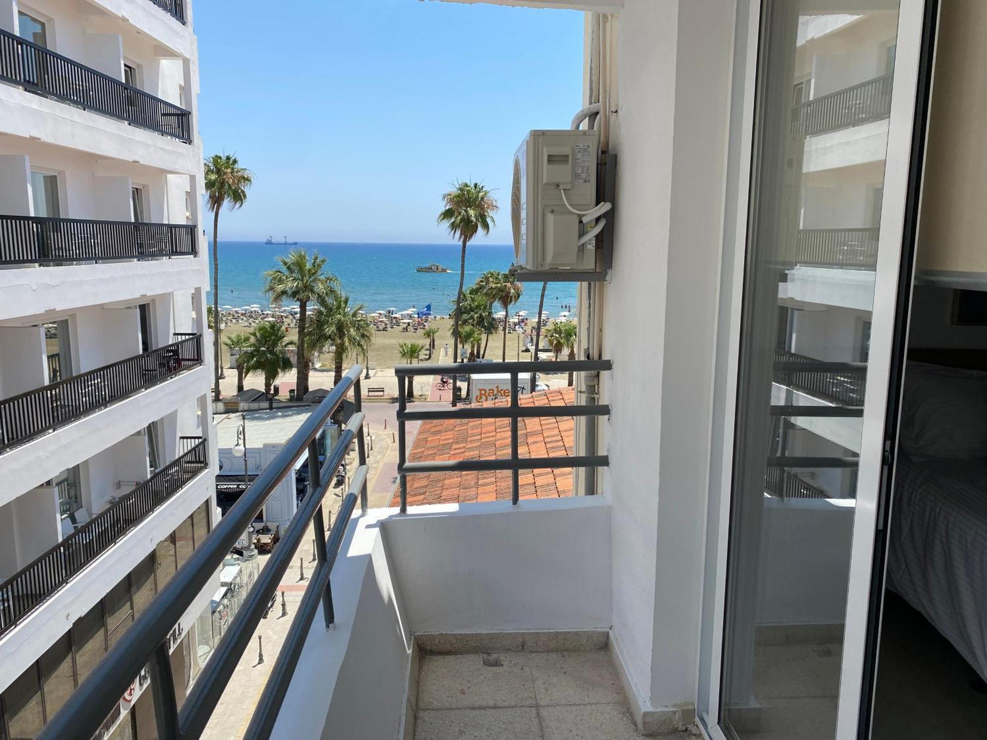 Larnaca Bay Suites Экстерьер фото